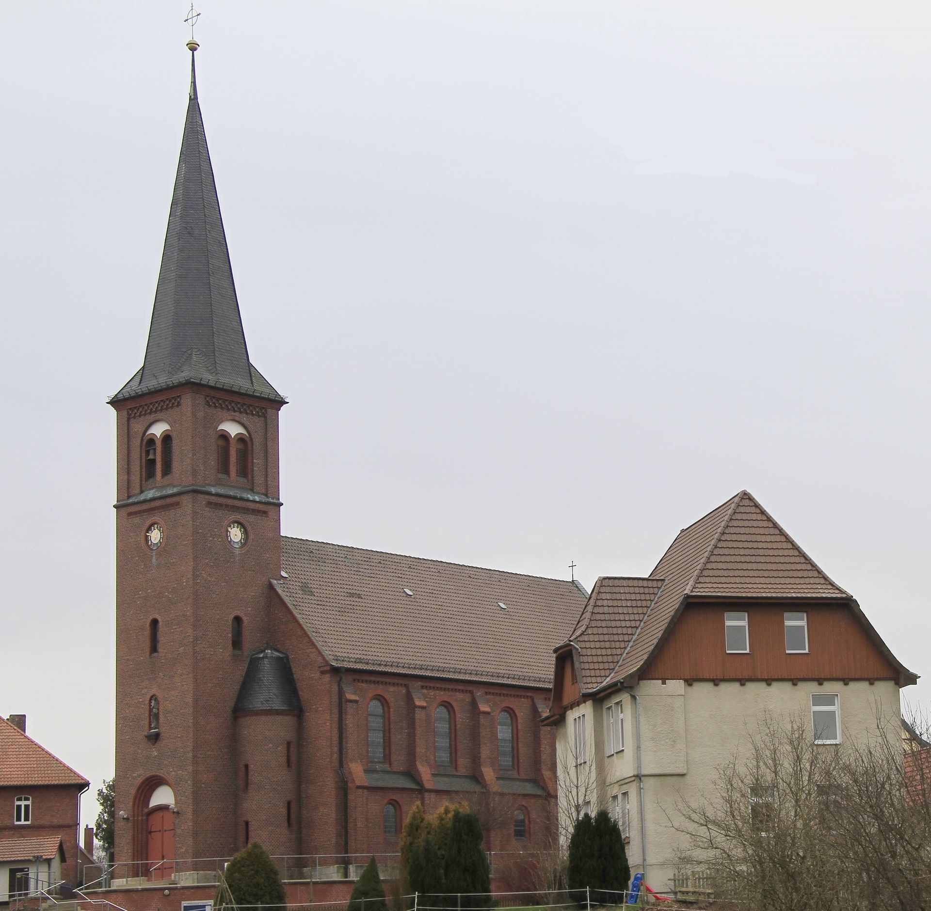 St. Margareta in Rollshausen mit Pfarrhaus und Kindergarten