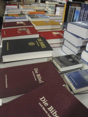 Am Bücherstand: Bibel-Auswahl