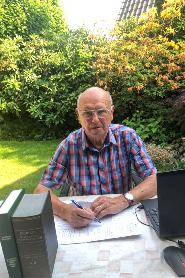 Hat mittlerweile acht Ortsfamilienbücher geschrieben: der pensionierte Lateinleher Leo Engelhardt.