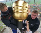 Montieren die Kugel in 50 Meter Höhe auf dem Kirchtrum: Andreas Lochmann und Gunnar Trull (v. l.) von den Werkstätten für Denkmalpflege Quedlinburg.