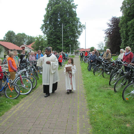 Fahrradwallfahrt Pater Cherian segnet Pilger bei Fahrradwallfahrt