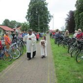 Pater Cherian segnet Pilger bei Fahrradwallfahrt